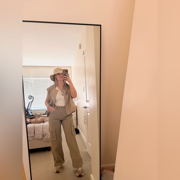 Amazon Pants - Women's Tan Cargo Pants worn once Perfect condition